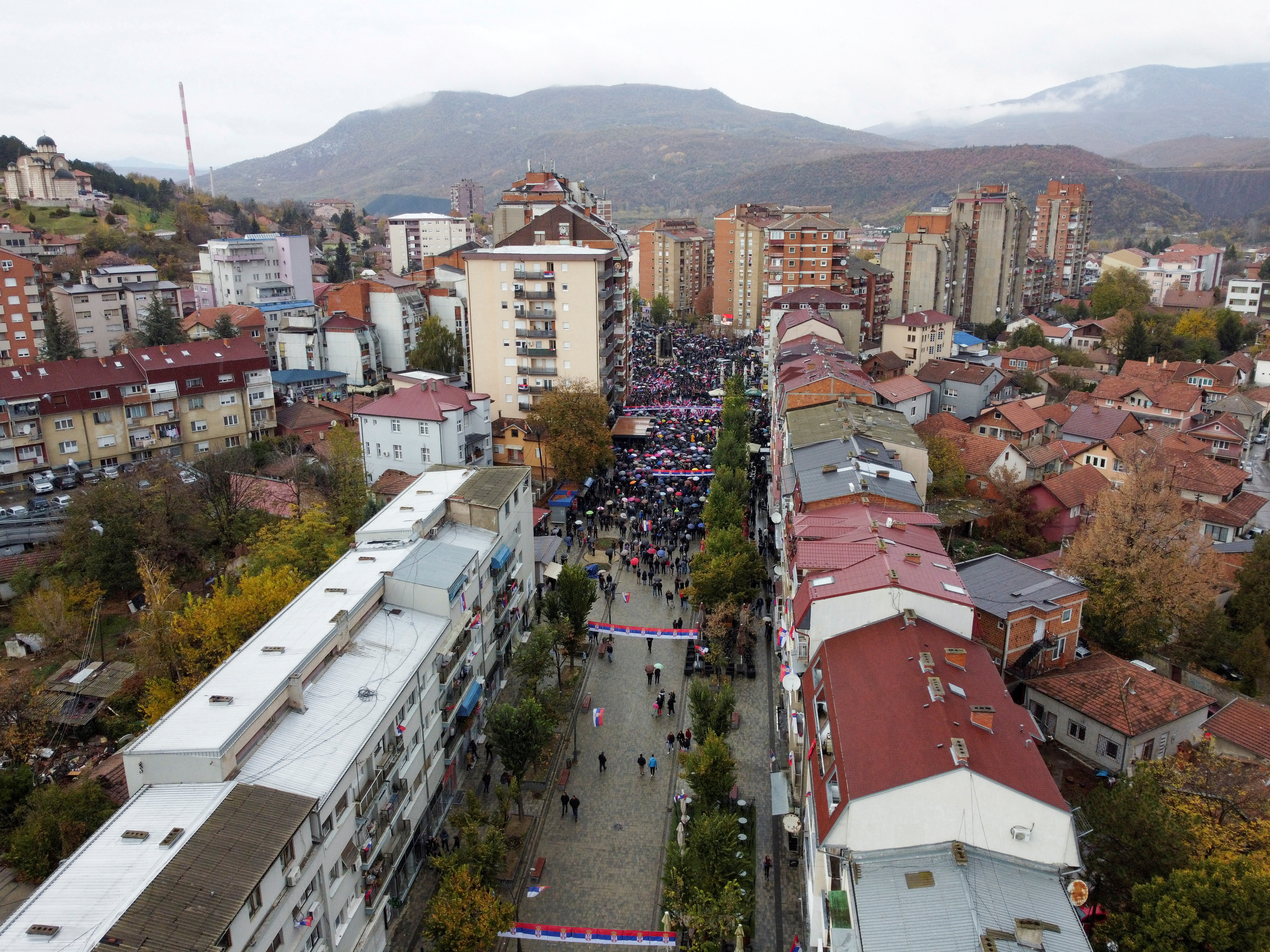 FOTO DE ARCHIVO: Una vista general muestra a personas que asisten a una protesta tras la decisión de los serbios locales de abandonar las instituciones de Kosovo, en North Mitrovica, Kosovo, el 6 de noviembre de 2022. REUTERS/Fatos Bytyci/Foto de archivo
