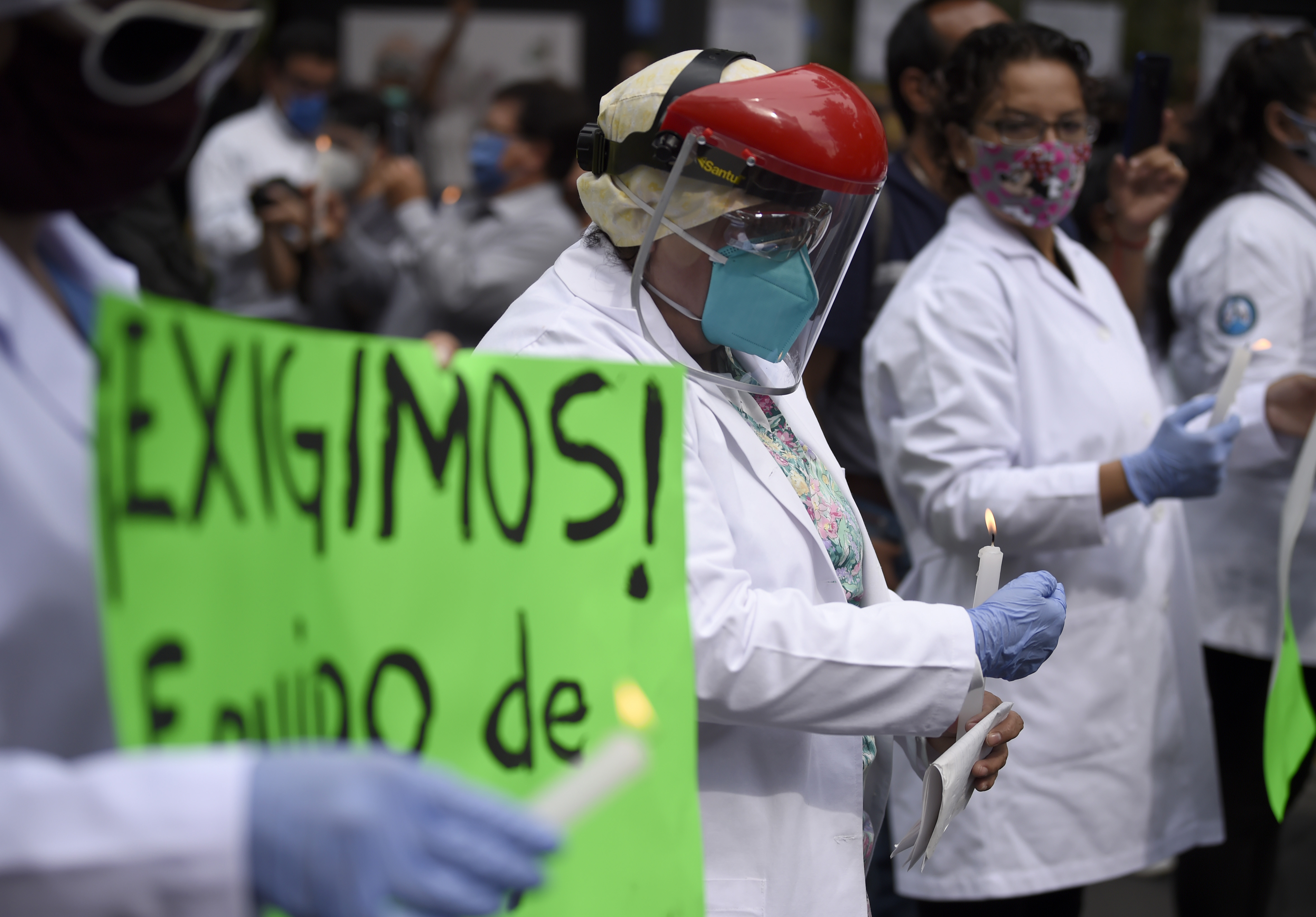 Los médicos se manifestaron en abril del 2021 (Photo by ALFREDO ESTRELLA / AFP)