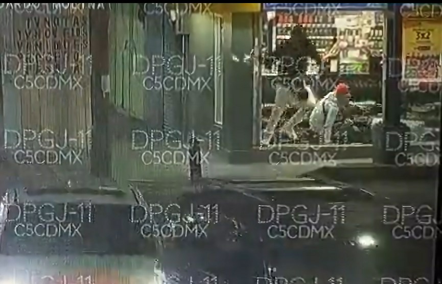 Policía de la SSC evitó asalto a tienda de autoservicio y abatió a ladrón (Captura de pantalla)