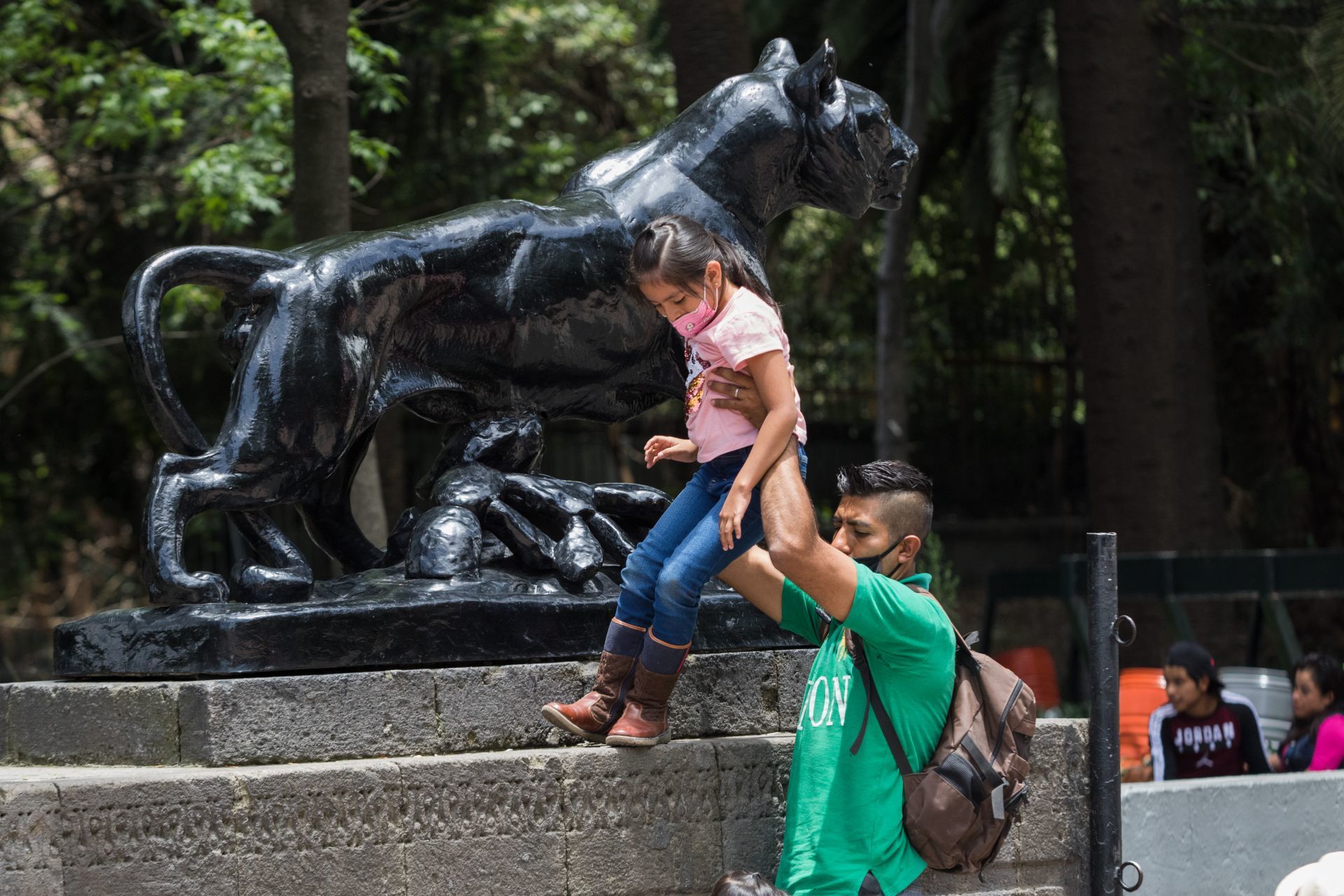 Cuando nace un hijo los padres se pueden ocupar de pasear con las hermanas mayores para que la madre pueda estar con el bebé o descansar Foto: CUARTOSCURO