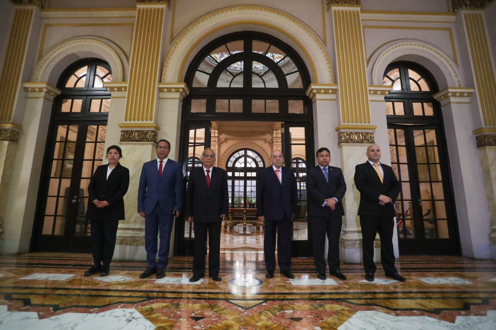 Ministros de Estado esperan a la delegación de la OEA en Palacio de Gobierno