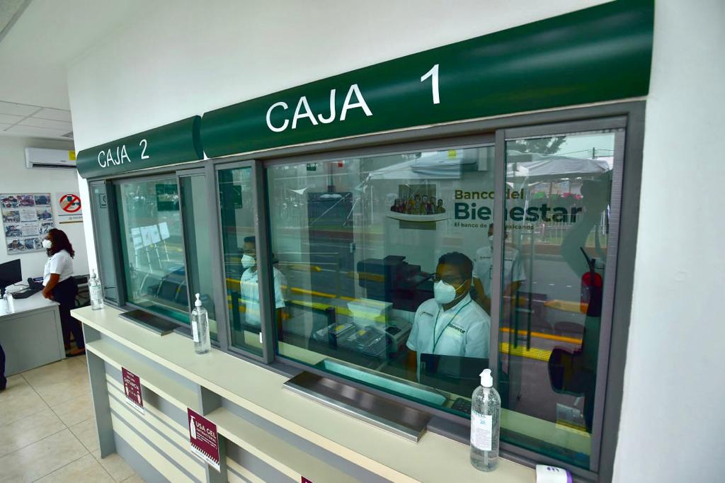 Un cajero ofrece sus servicios en Banco del Bienestar. (Foto: Presidencia de México)