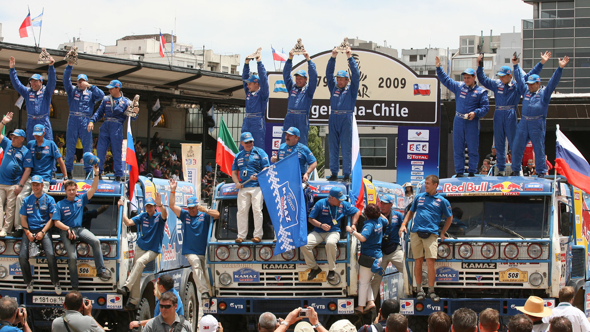 1-2-3 de los rusos en el Rally Dakar 2009 Argentina-Chile. En la imagen el podio que se armó en el predio de La Rural de Palermo (Prensa Kamaz)