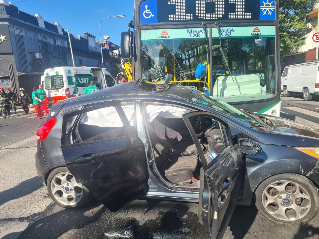 Fuerte choque en Pompeya entre un colectivo y un auto: hay 25 heridos, uno de gravedad