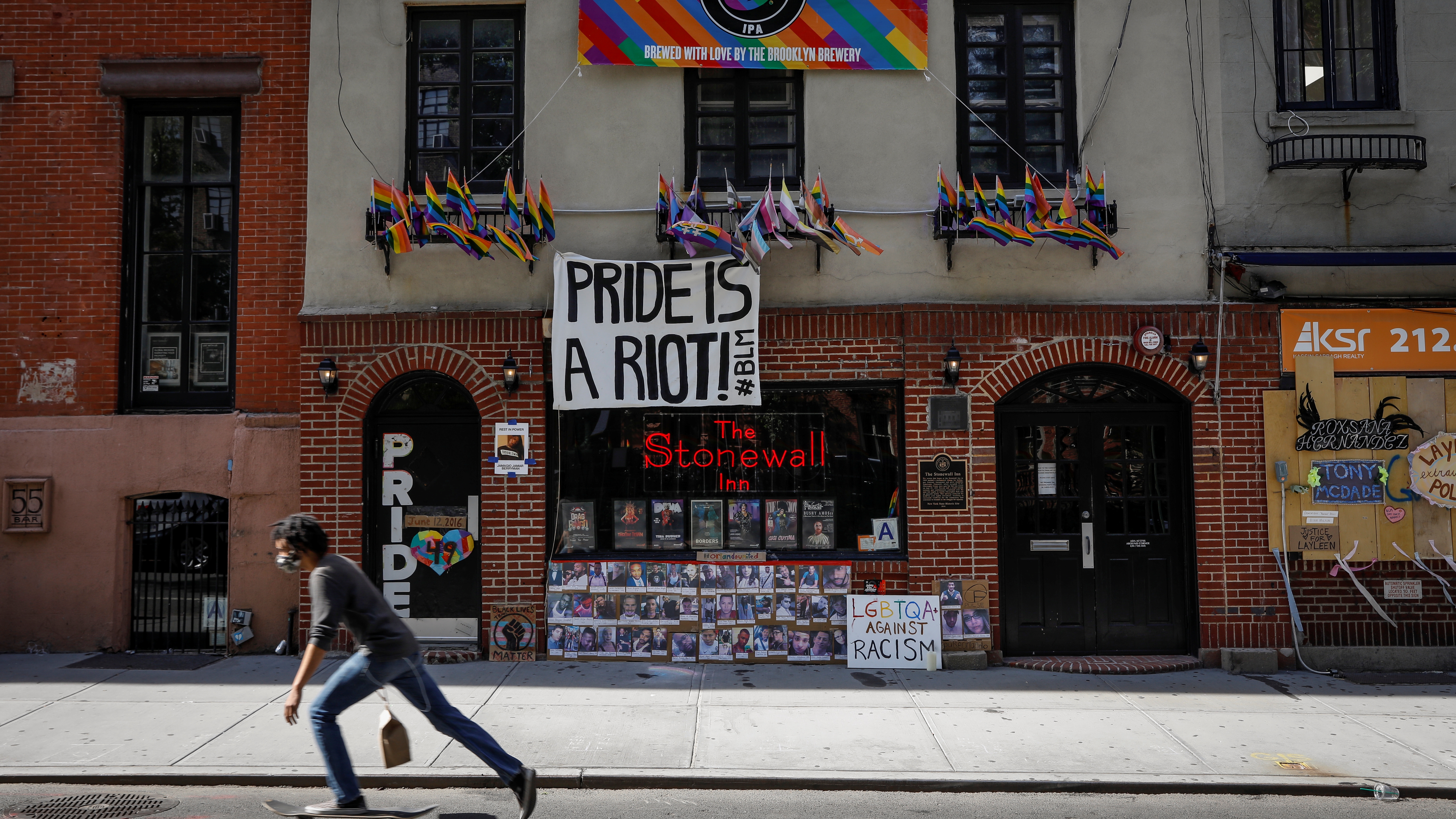 Stonewall Inn: la historia del bar clandestino manejado por la mafia en el que empezó una revolución