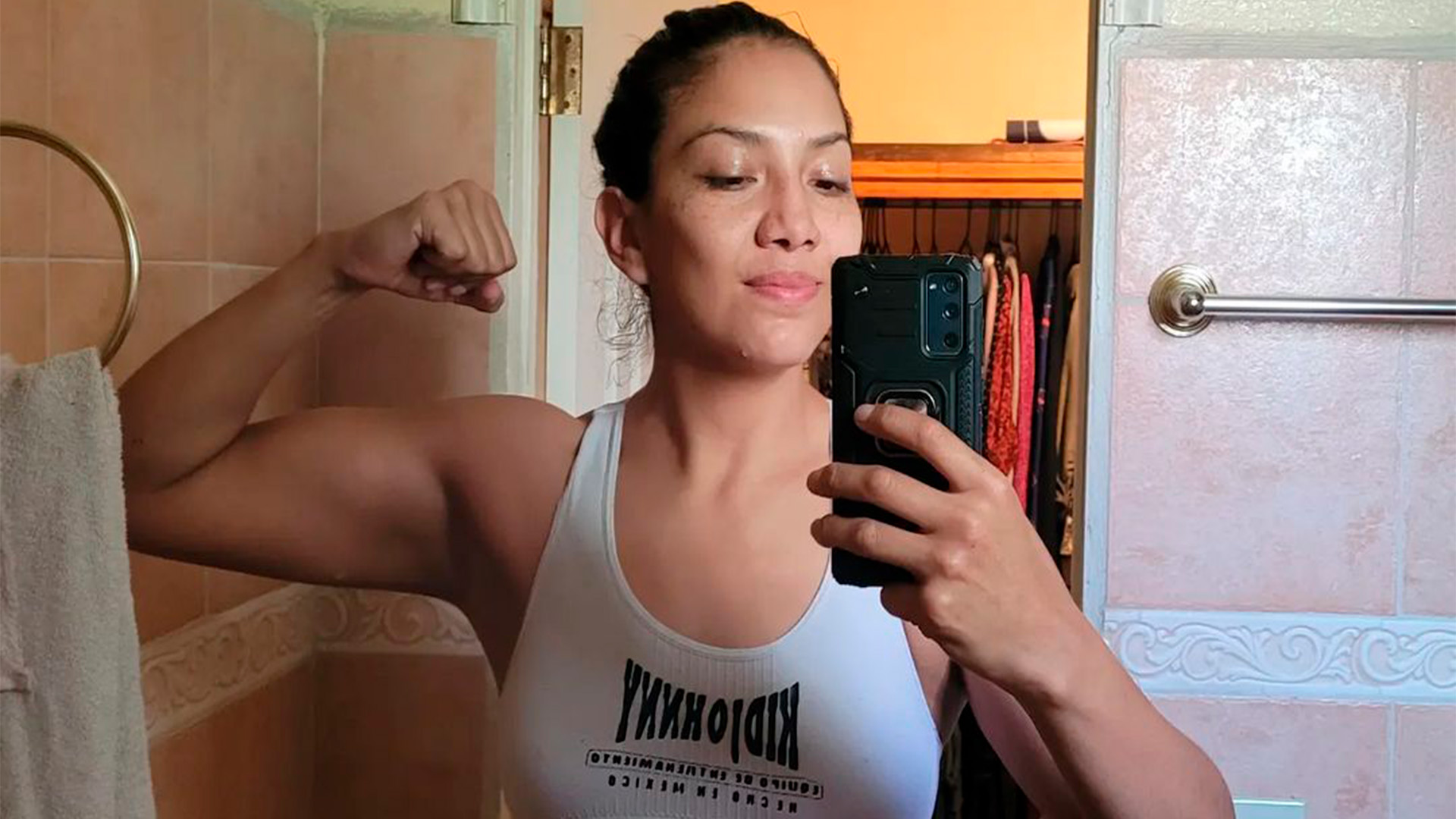 Alejandra Fénix Ayala inició su carrera en el boxeo profesional en 2015 (Foto Instagram/@fenixayala)