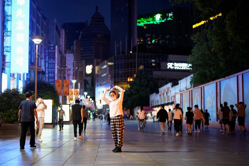 Una mujer posa en un distrito comercial de Shanghái (REUTERS/Aly Song)