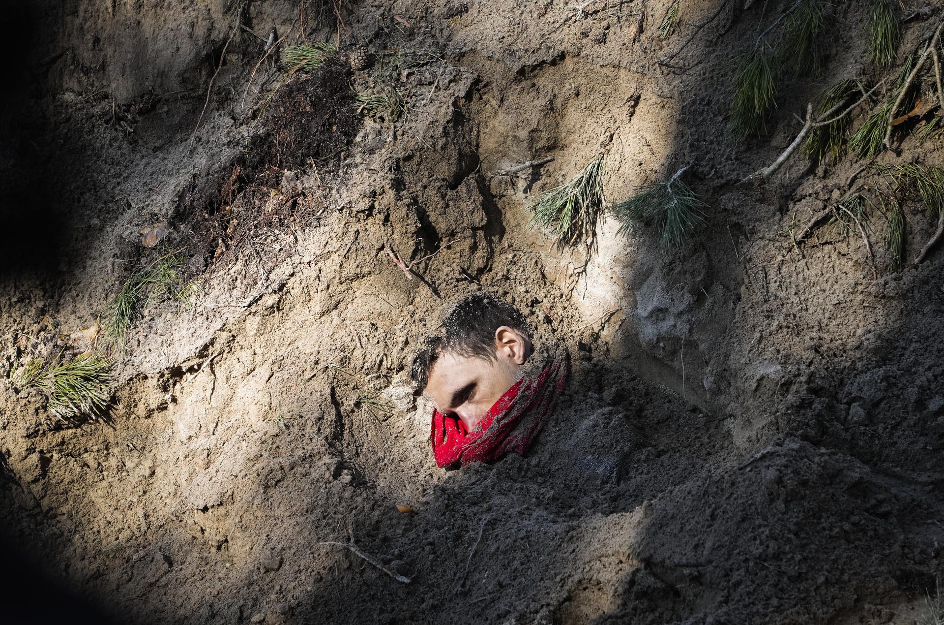 Uno de cuatro cuerpos, incluida la alcaldesa del pueblo y su familia, se ve expuesto en una fosa común en Motyzhyn, cerca de Kiev, Ucrania, el 4 de abril de 2022, después de que las fuerzas rusas fueran expulsadas de la zona por fuerzas ucranianas. 