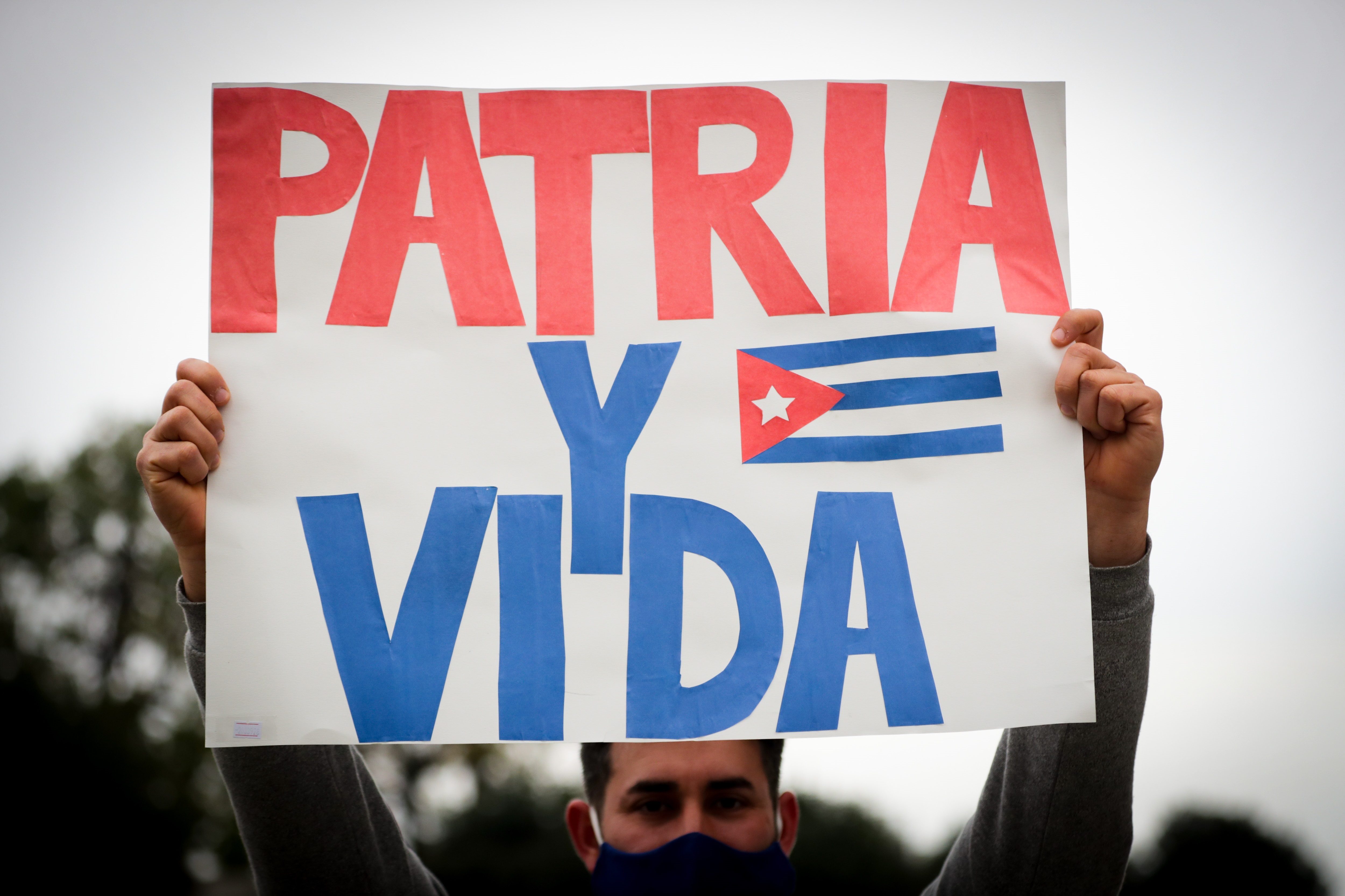 Un hombre participa en una manifestación de cubanos opositores