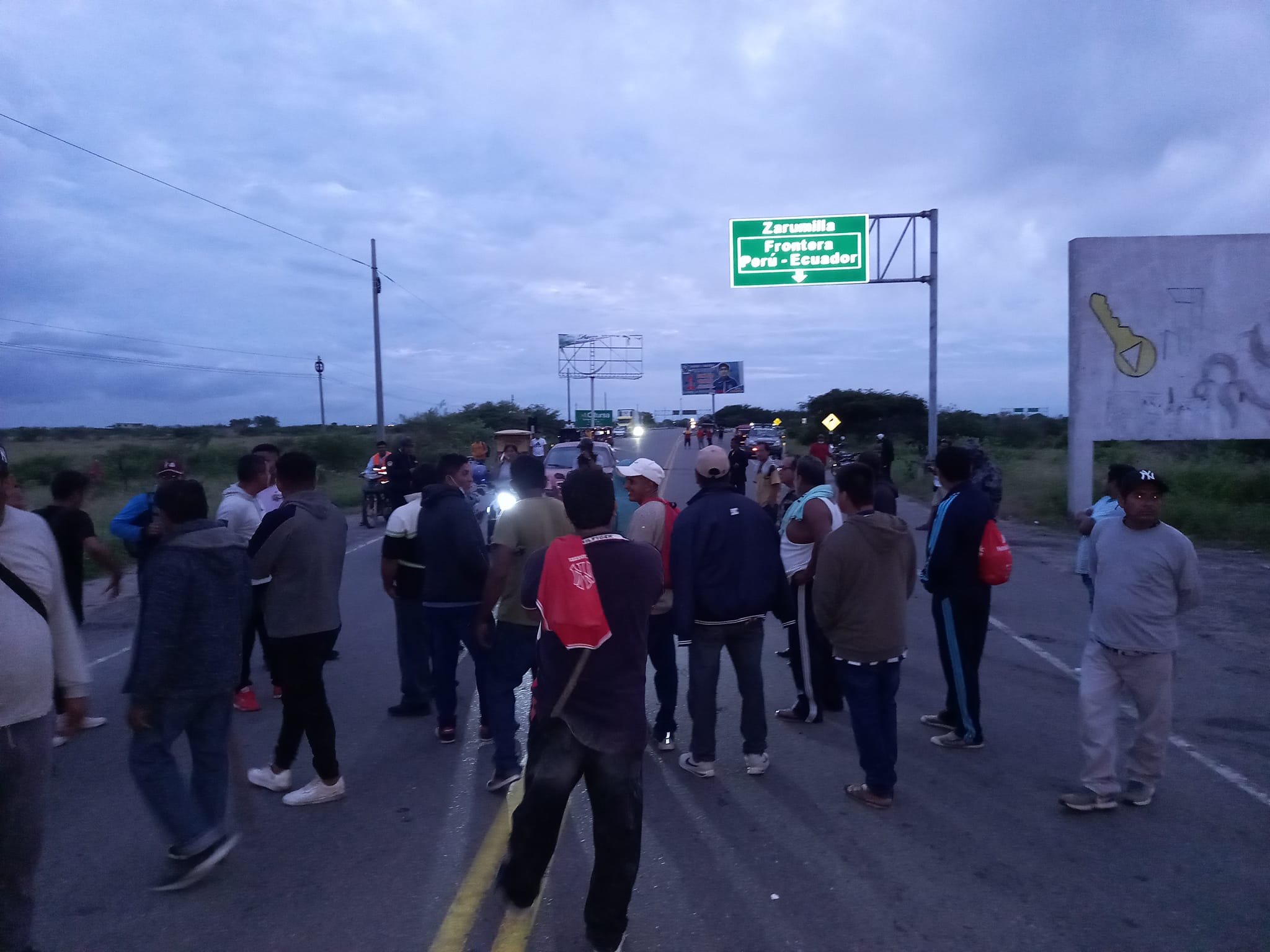 Paro en Tumbes: pobladores bloquean carretera