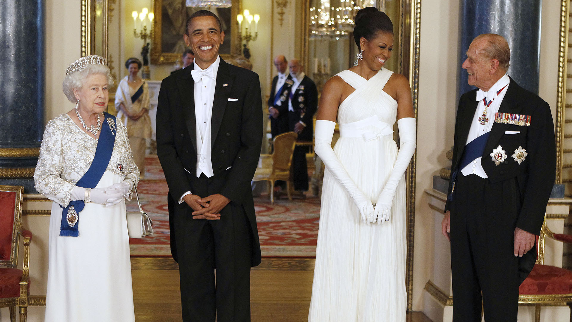 La reina Isabel II y Barack Obama posan con la primera dama estadounidense Michelle Obama y el príncipe Felipe, duque de Edimburgo, en la Sala de Música del Palacio de Buckingham antes de un Banquete de Estado el 24 de mayo de 2011 en Londres, Inglaterra