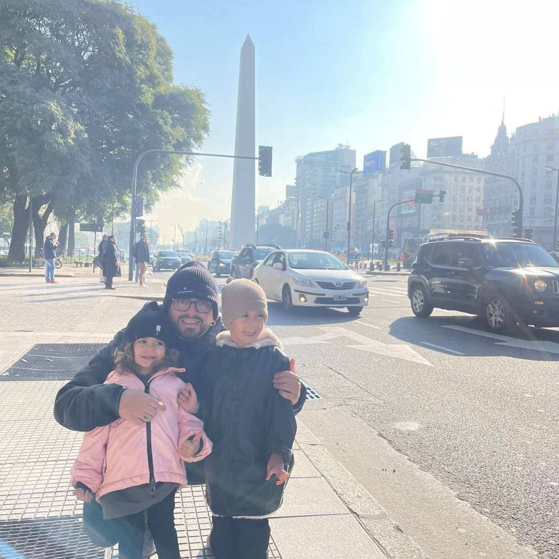 Diego Junior Maradona y sus hijos en el Obelisco 