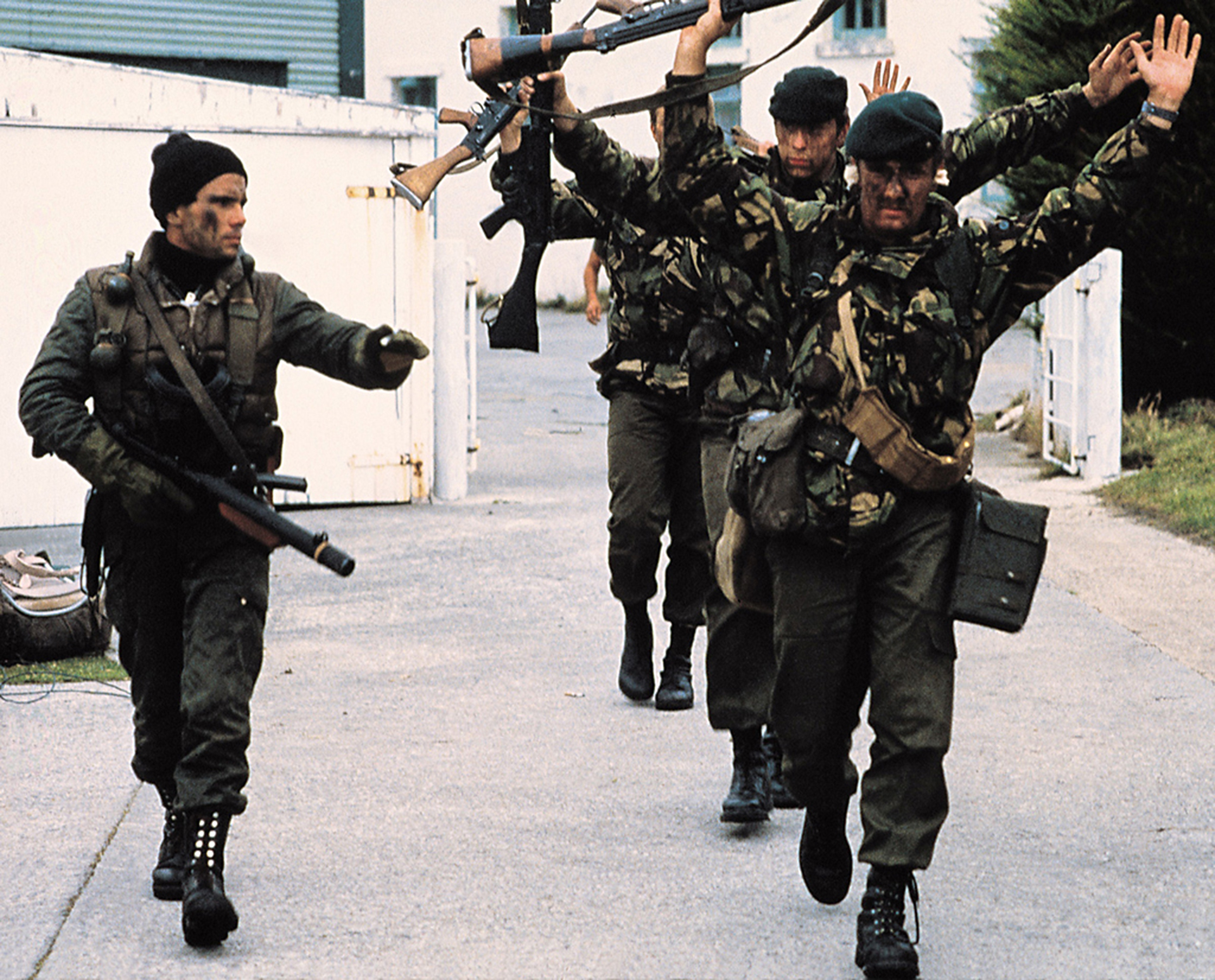 La foto icónica de Rafael Wollmann durante la recuperación de las islas Malvinas: el comando anfibio Jacinto Batista y el Royal Marine Lou Armour a la cabeza de los ingleses que se rindieron el 2 de abril de 1982 