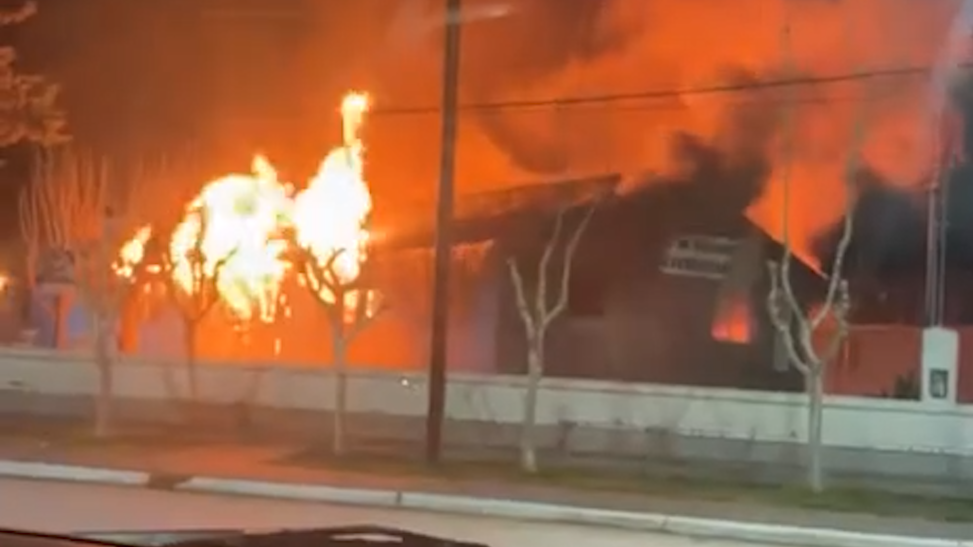 Video: un feroz incendio arras&oacute; por completo con un edificio hist&oacute;rico de una ciudad de R&iacute;o Negro