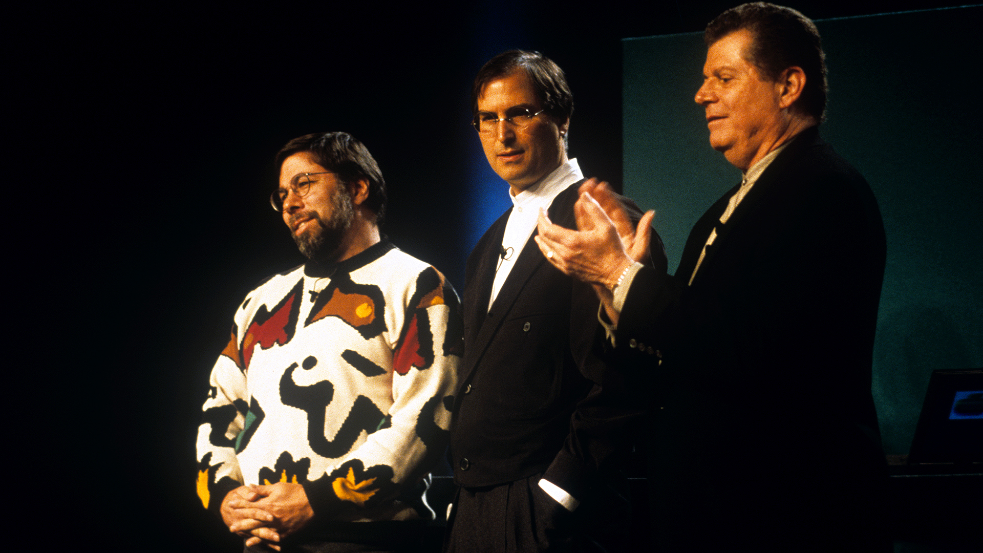 Steve Wozniak y Steve Jobs con el CEO de Apple en 1997 Gil Amelio en San Francisco (REUTERS)