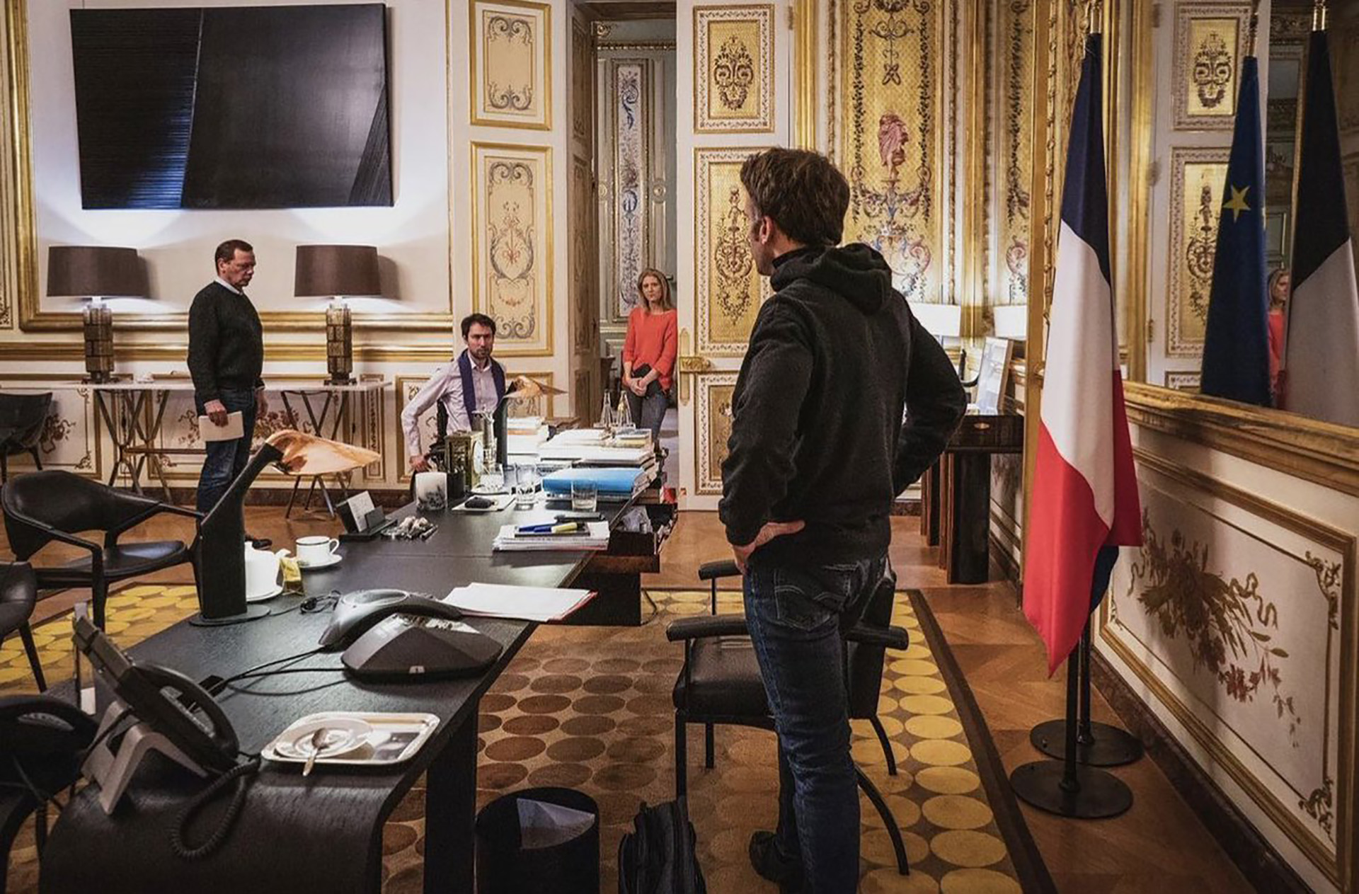 Макрон слил. Кабинет президента Франции в Елисейском Дворце. Эммануэль Макрон в толстовке.