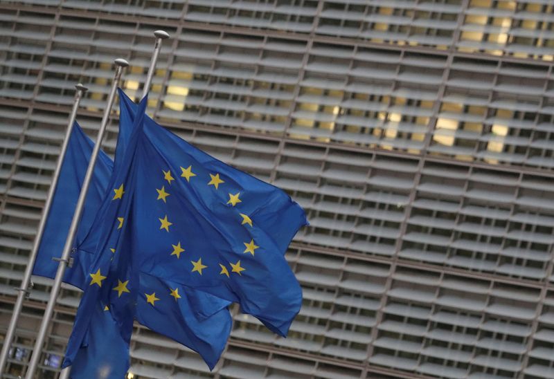 FOTO DE ARCHIVO: Banderas de la Unión Europea frente a la sede de la Comisión Europea, en Bruselas, Bélgica, 24 de diciembre de 2020. REUTERS/Yves Herman