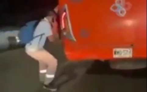Video viral: hombre en patineta iba agarrado a la parte trasera de un bus en movimiento mientras hablaba por teléfono