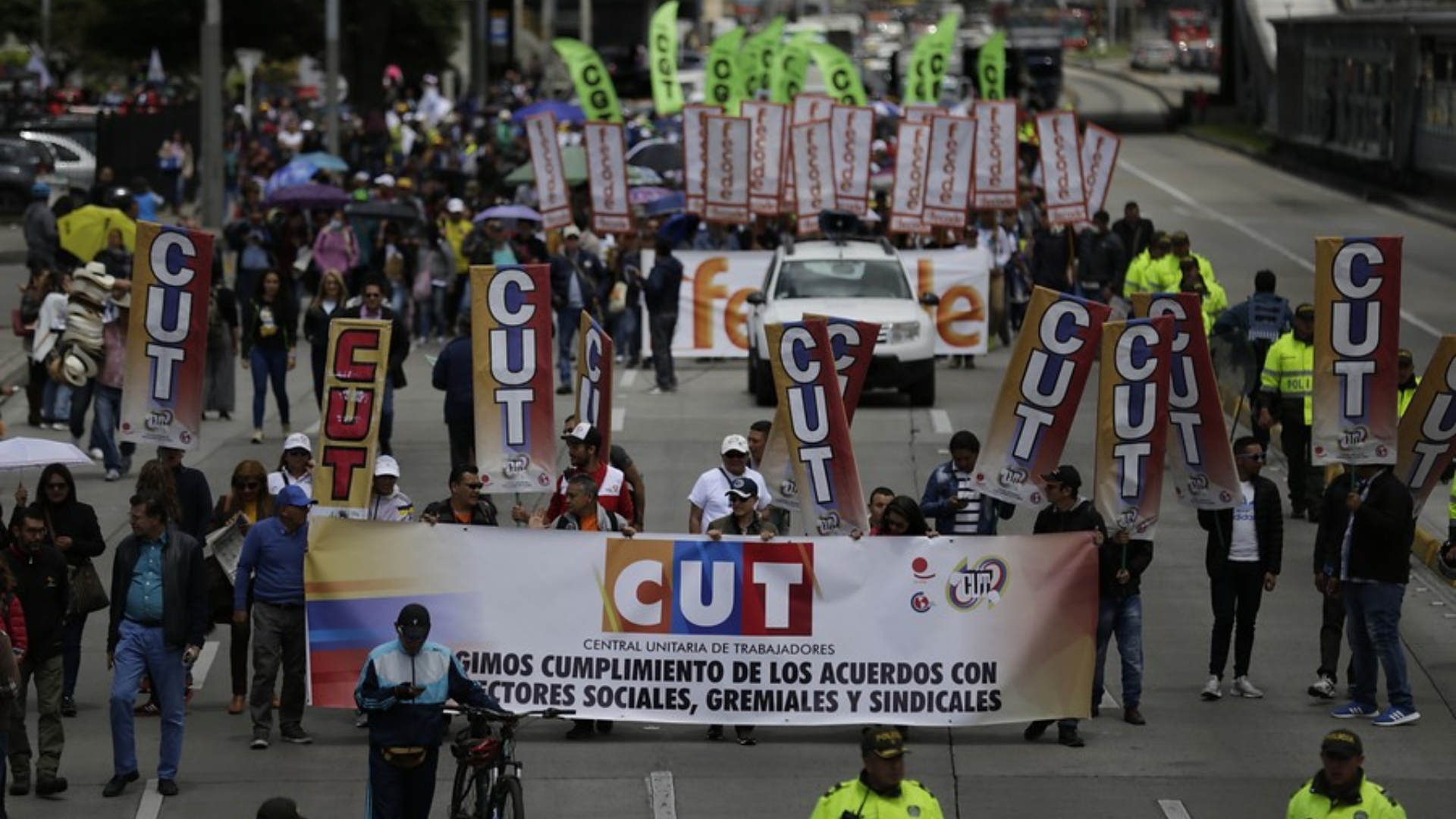 Bogotá. Octubre 17 de 2019. Docentes, estudiantes y centrales obreras marcharon contra incumpliendo del Gobierno. (Colprensa - Sergio Acero)