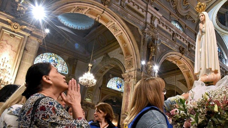Año con años miles de creyentes acuden al Santuario de Fátima durante el 13 de mayo, aunque varios la celebran alrededor del mundo (Foto: VaticanNews)