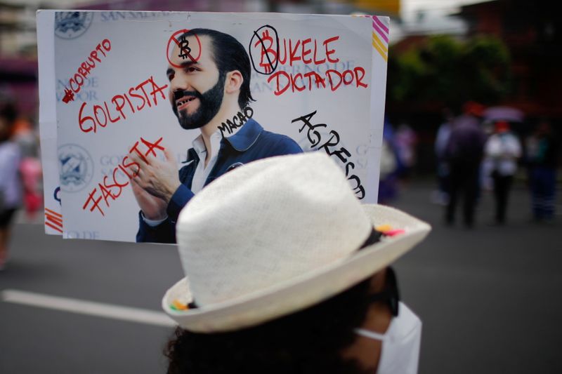 La adopción forzada del bitcoin como moneda de curso legal y los gestos autoritarios del presidente que se agudizan estuvieron entre los principales motivos de las protestas
