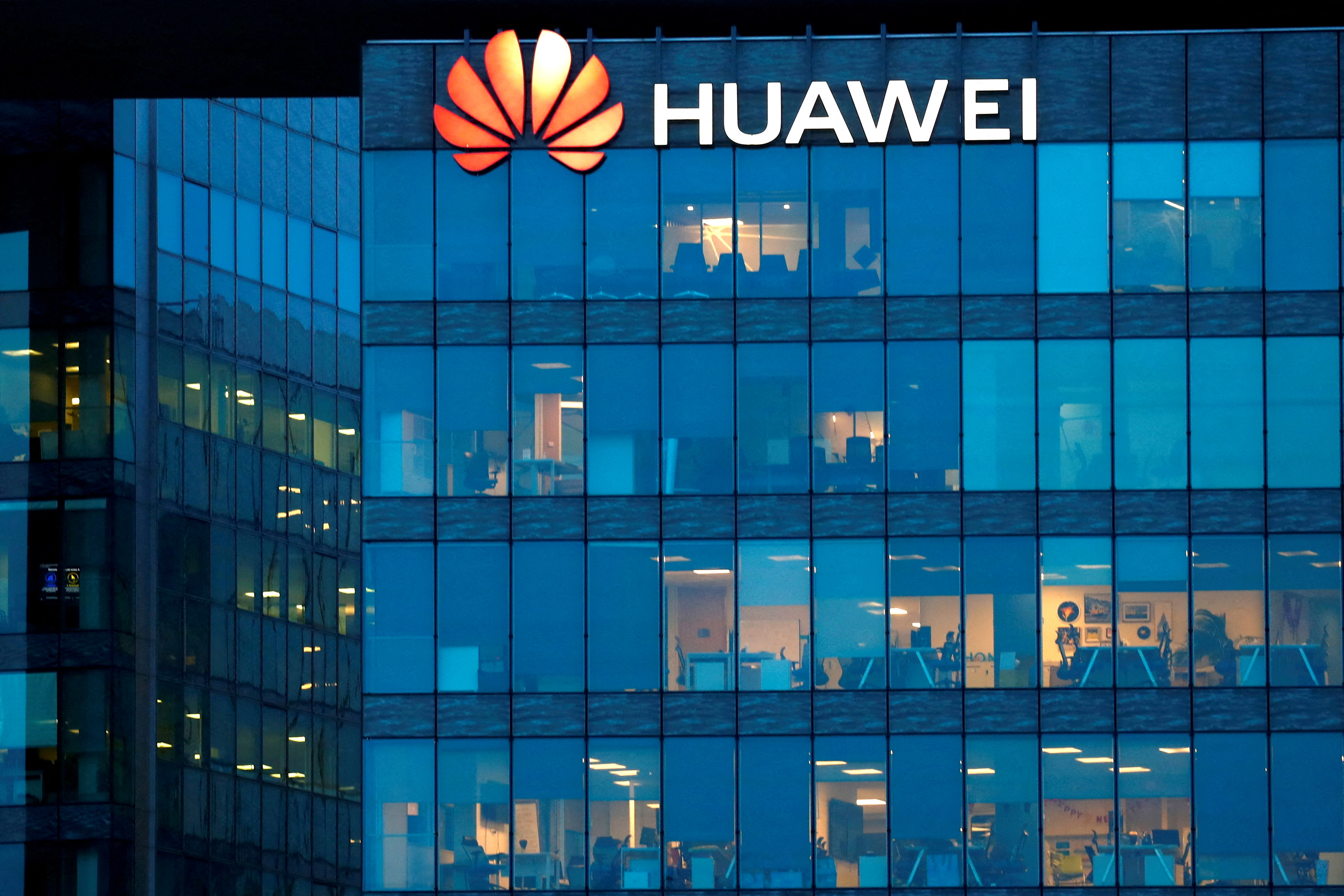 Canadá prohibió a la empresa paraestatal Huawei el desarrollo de tecnología 5G en sus redes de telecomunicaciones por considerarla un actor "hostil" en la industria (Reuters)
