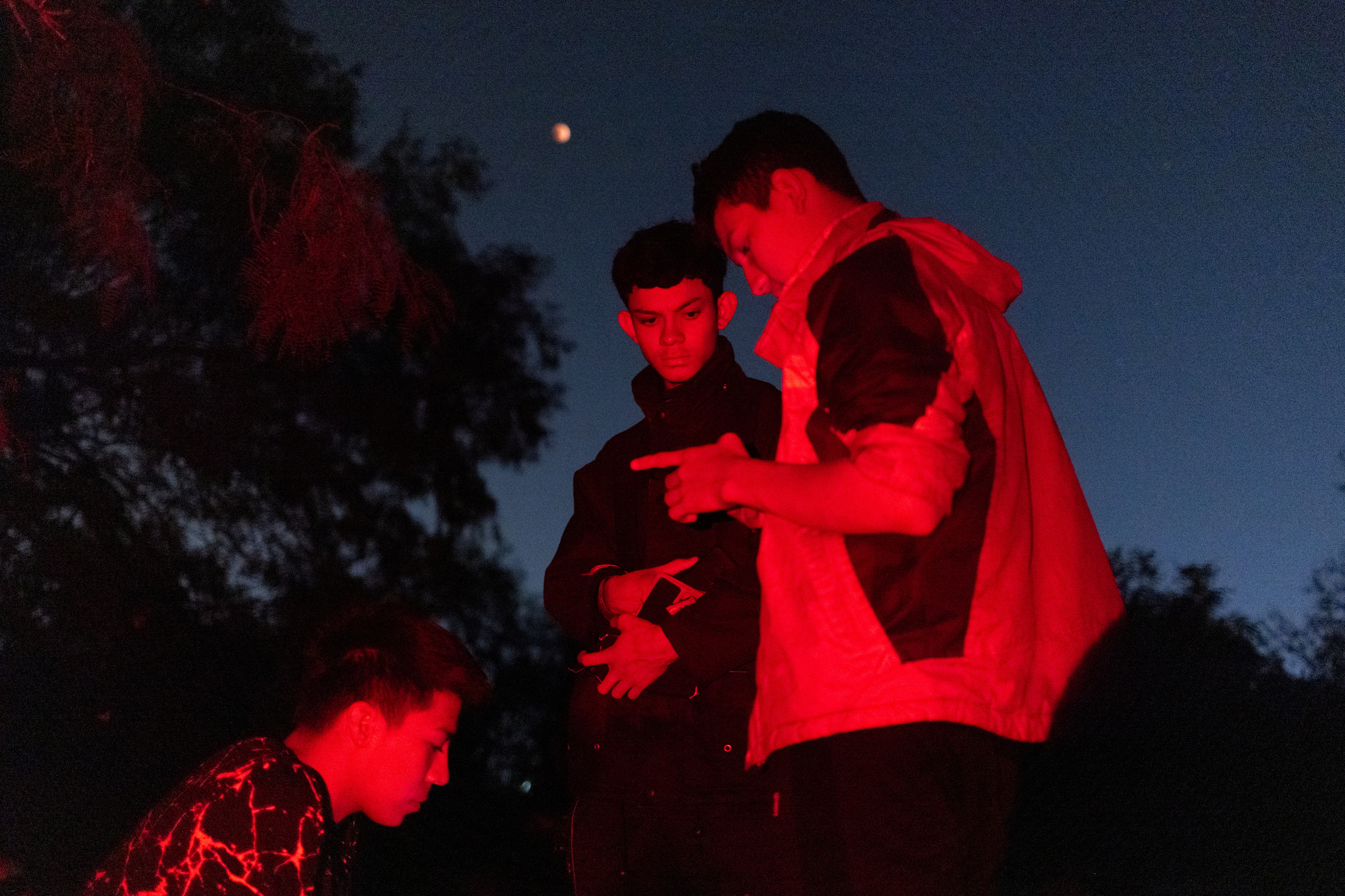 Mexicanos nos quedaremos con las ganas de poder observar el eclipse lunar.  REUTERS/Adrees Latif