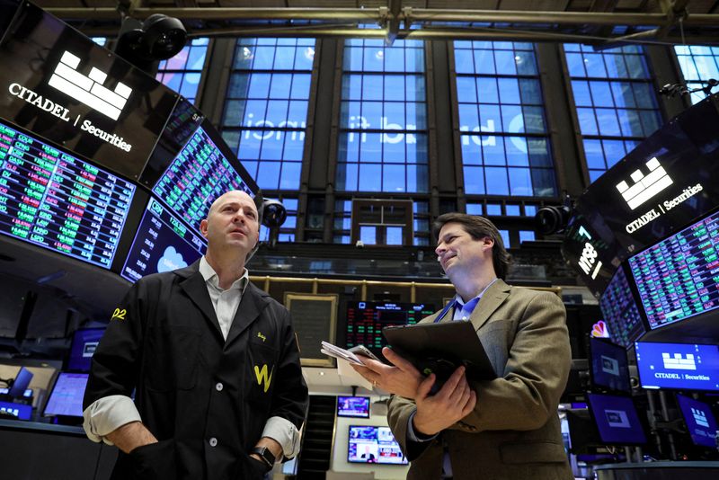 Gambar stok pedagang yang bekerja di Bursa Efek New York (REUTERS/Brendan McDermid)
