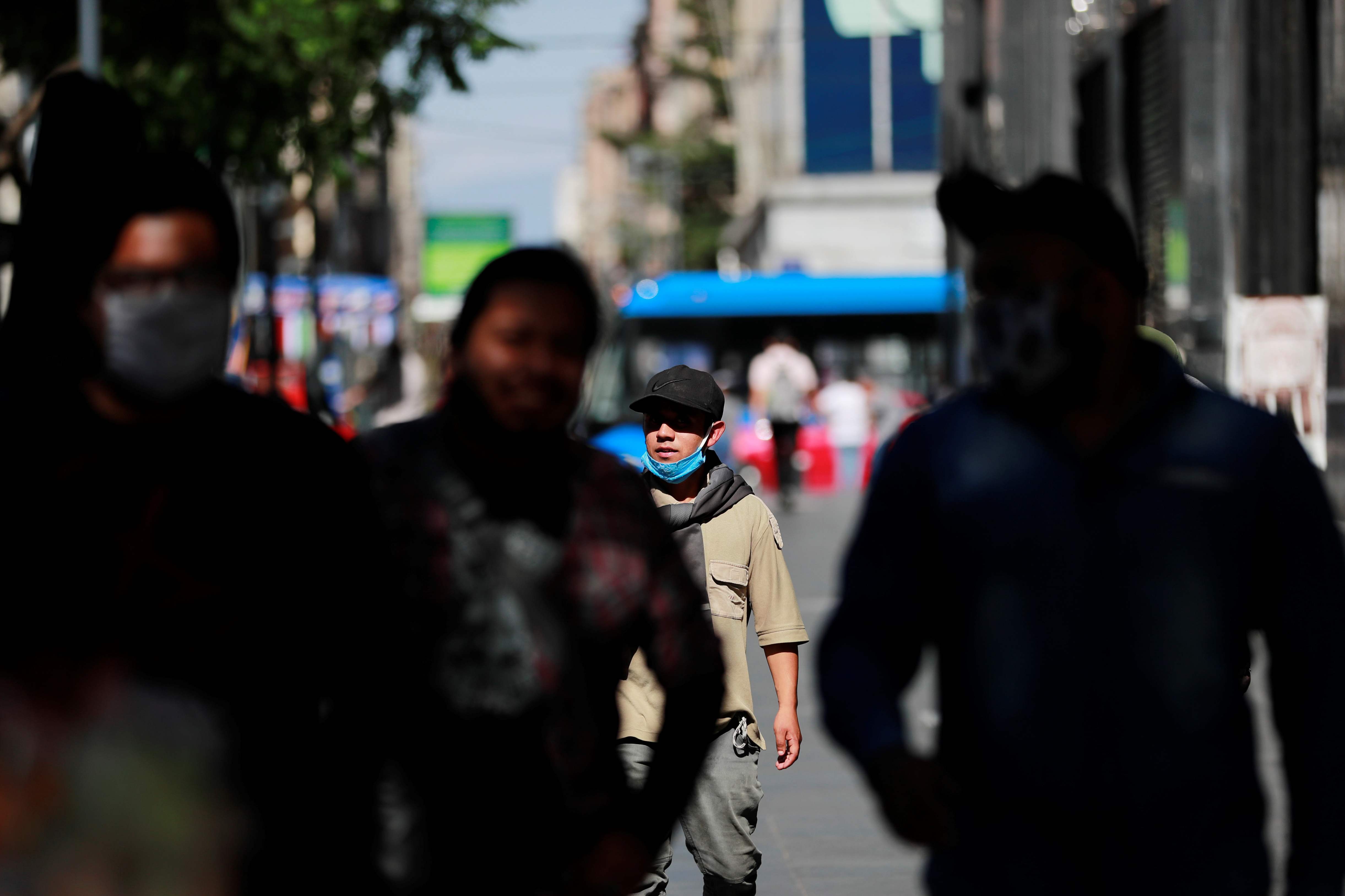 La gente camina en la calle mientras el brote de la enfermedad por coronavirus (COVID-19) continúa en la Ciudad de México, México, 14 de junio de 2020. Foto: Reuters.