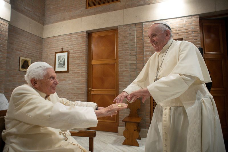 El Papa Francisco saluda al Papa Emérito Benedicto XVI durante una reunión en el Vaticano. (Prensa del Vaticano/Distribuida vía REUTERS)