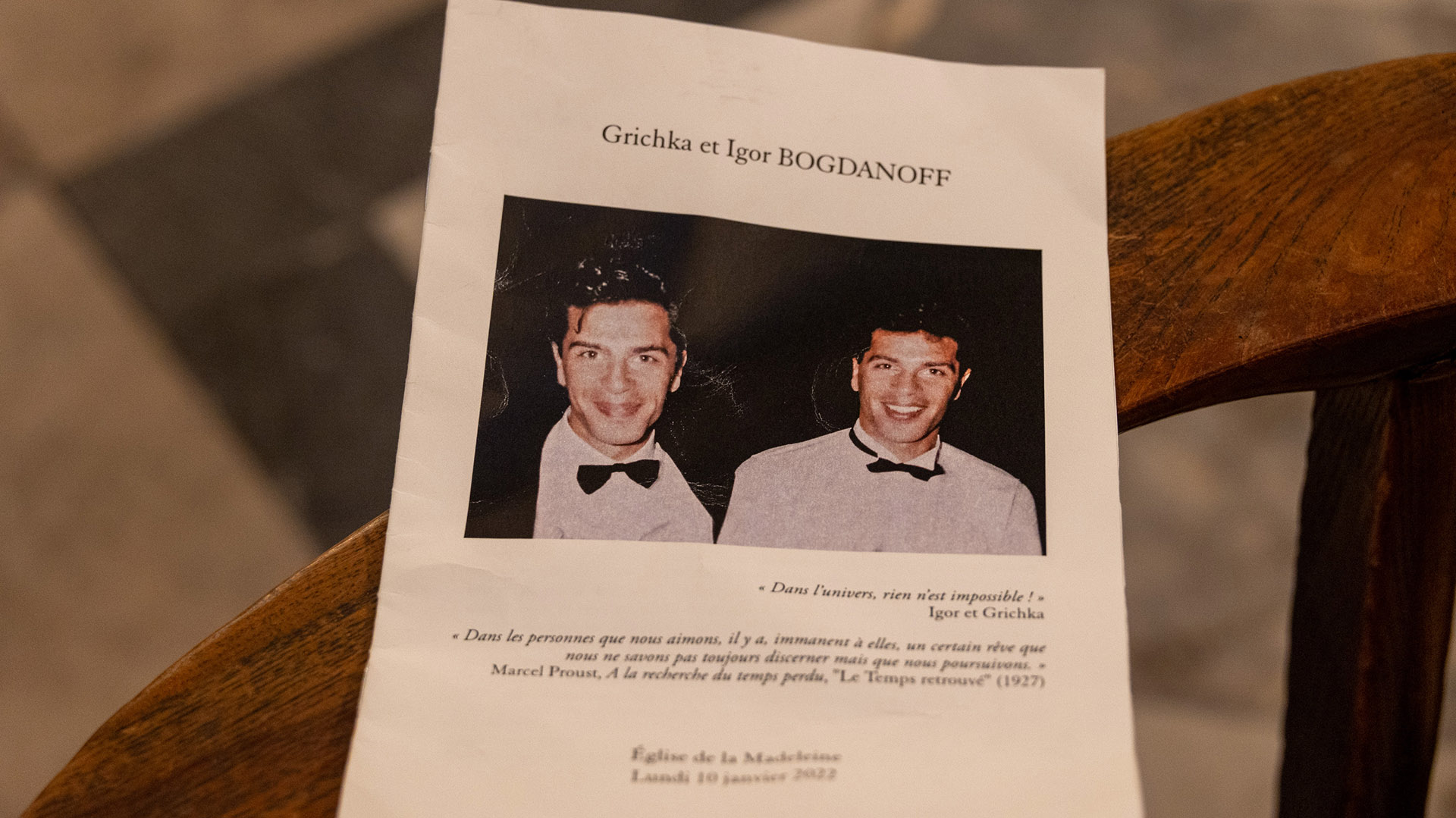 Un primer plano en el folleto de la misa fúnebre de Igor y Grichka Bogdanoff en la iglesia de la Madeleine, el 10 de enero de 2022 en París, Francia. (Foto de Marc Piasecki/WireImage)
