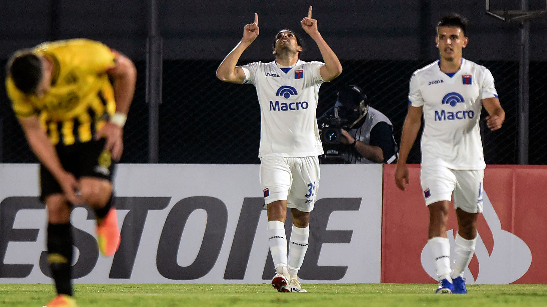 Pablo Magnín festeja la apertura del marcador para Tigre en Asunción. Luego llegó el aluvión de Guaraní (DANIEL DUARTE / AFP)