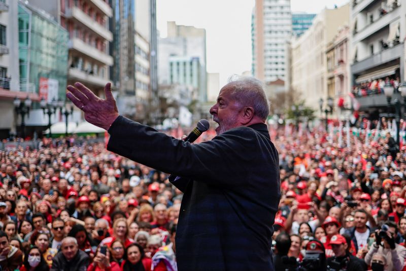 Lula da Silva en un acto de campaña en Curitiba (REUTERS/Ueslei Marcelino)