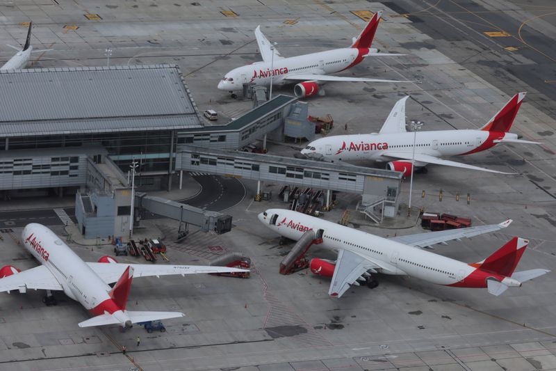 Algunos aviones de la aerolínea colombiana Avianca estacionados en medio del brote de coronavirus en el aeropuerto internacional El Dorado, de Bogotá (REUTERS / Luisa González)