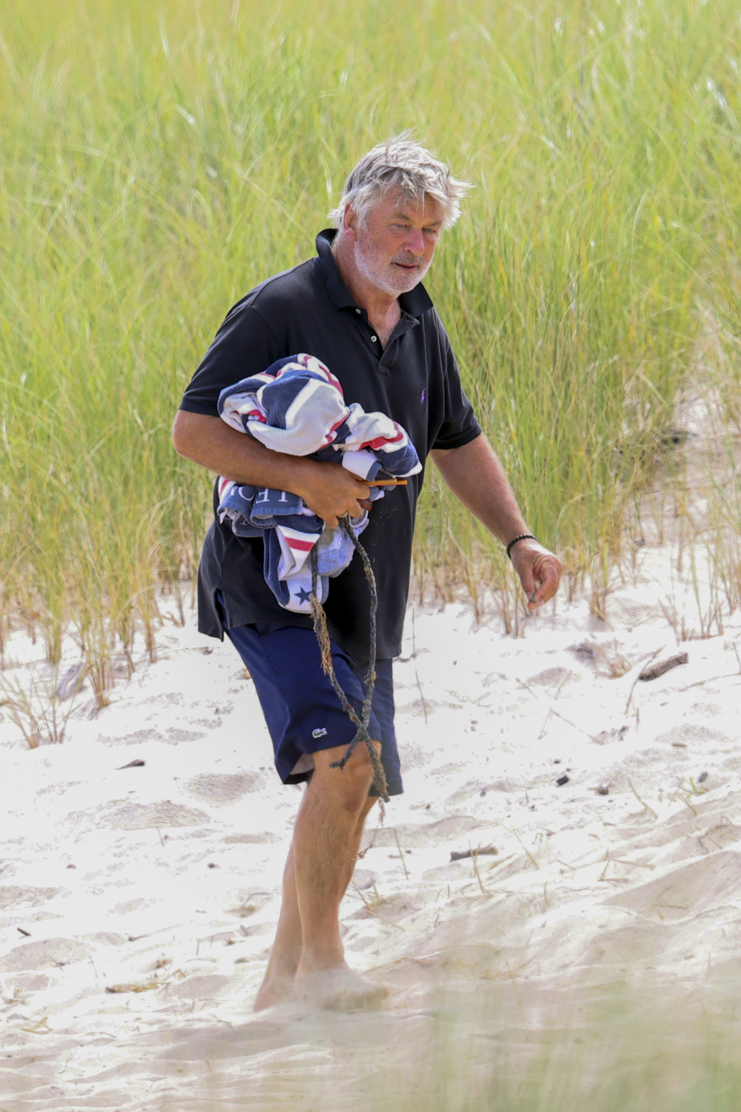 Aunque intente despejarse en la playa, siguen las malas noticias para Alec Baldwin: ahora el informe forense del FBI concluyó que el actor apretó el gatillo en el informe de Rust Set