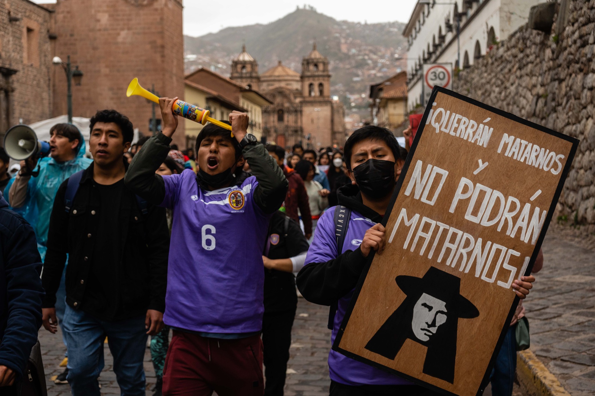 Estudiantes de Cusco en apoyo a sus compañeros detenidos en operativo de San Marcos.