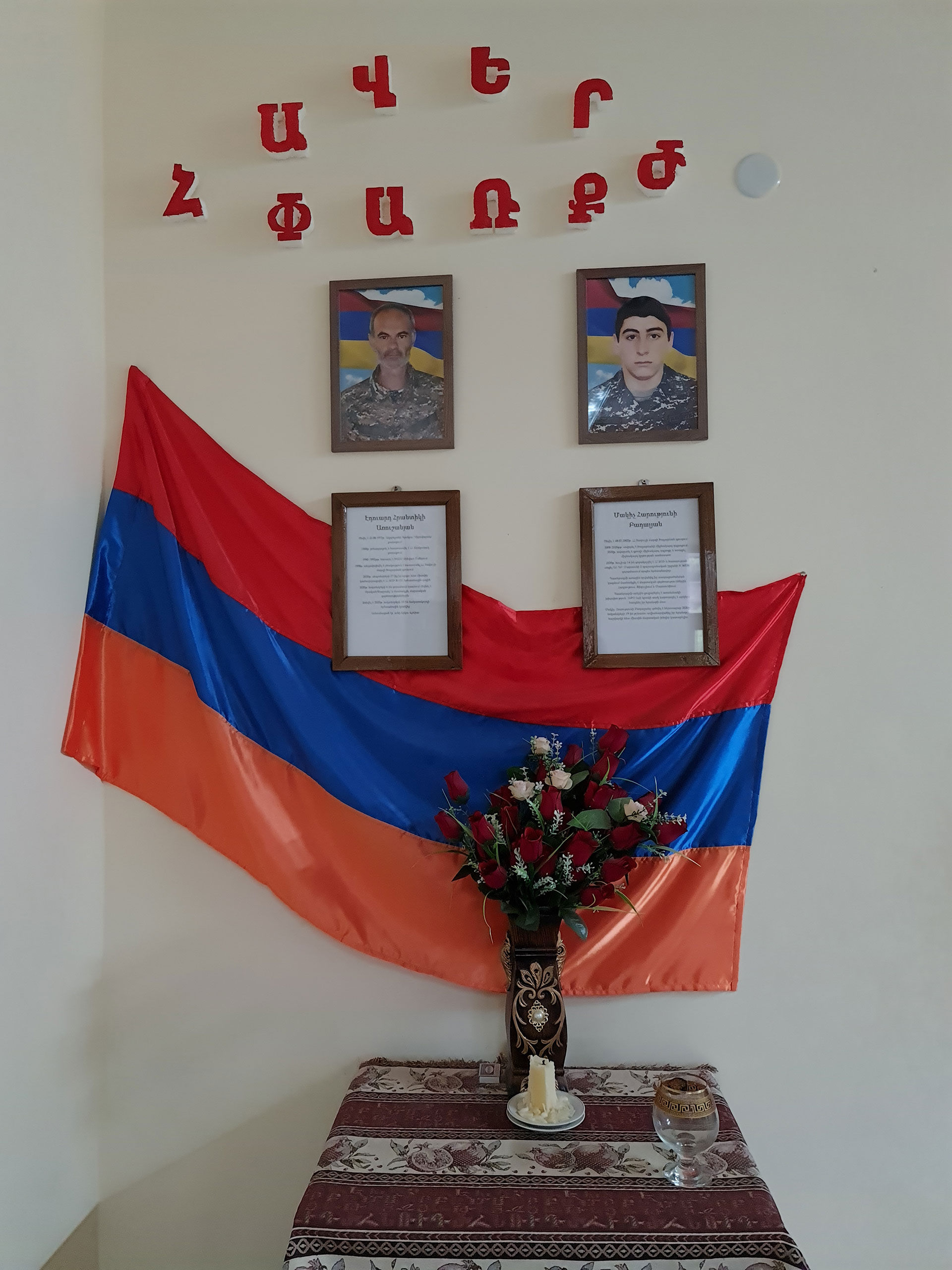 La escuela de Khachardzan tiene en sus instalaciones fotos de sus dos "héroes" caídos en la guerra de 2020