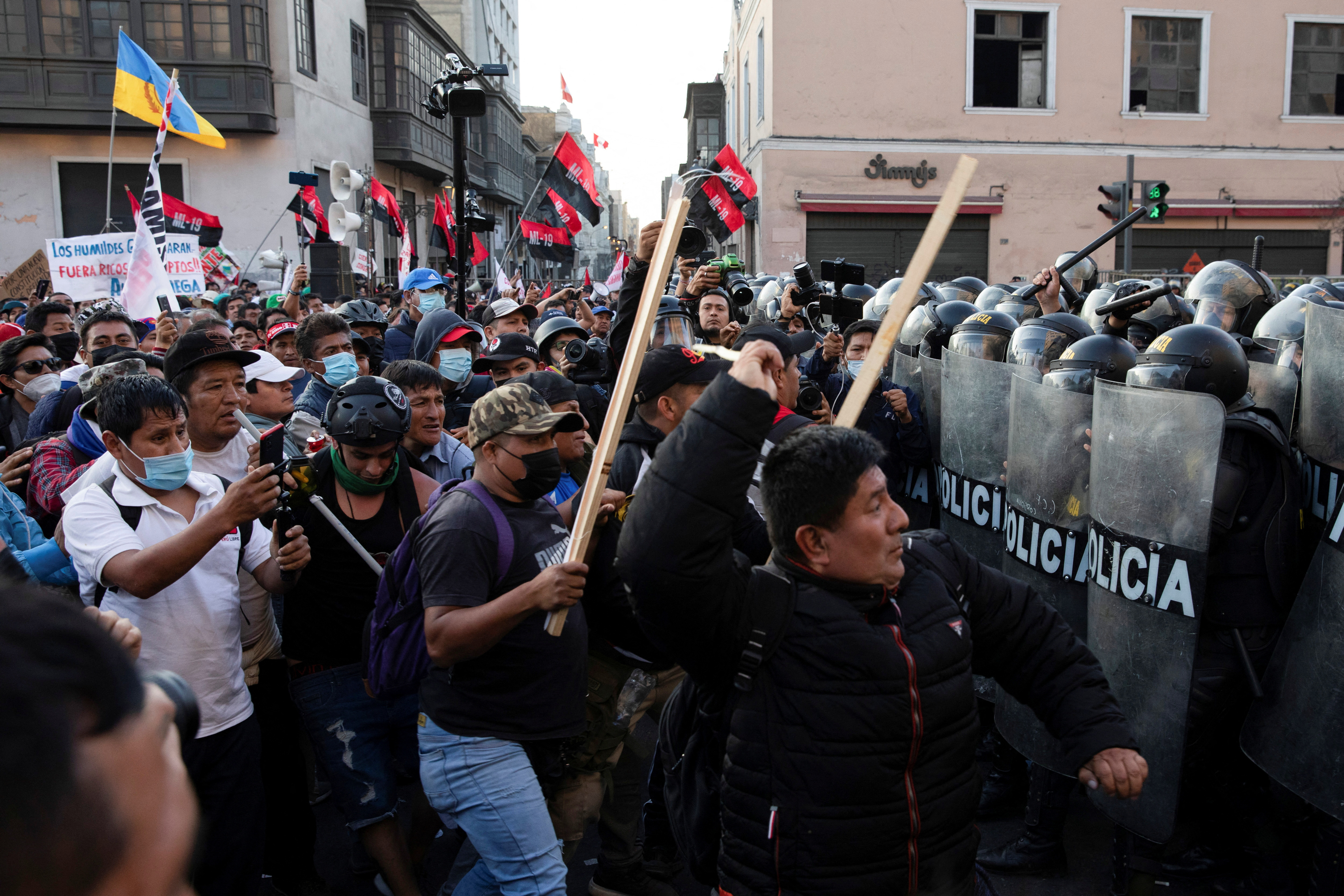 Manifestantes a favor de Pedro Castillo se enfrentan a la Policía el 10 de noviembre. (REUTERS)