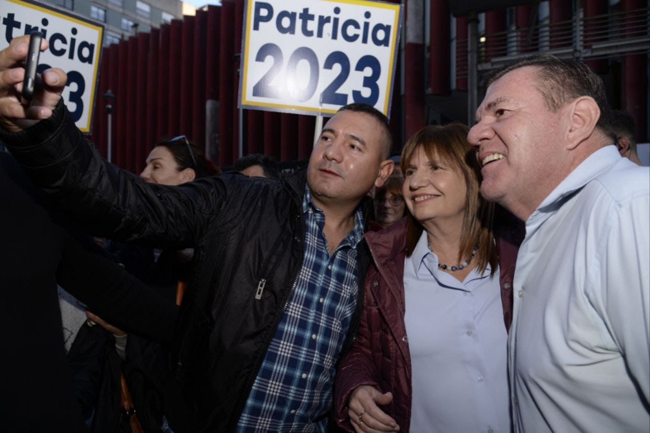 Selfies de campaña. Patricia Bullrich y Guillermo Montenegro compartieron el acto en la peatonal San Martín. (foto gentileza PRO)