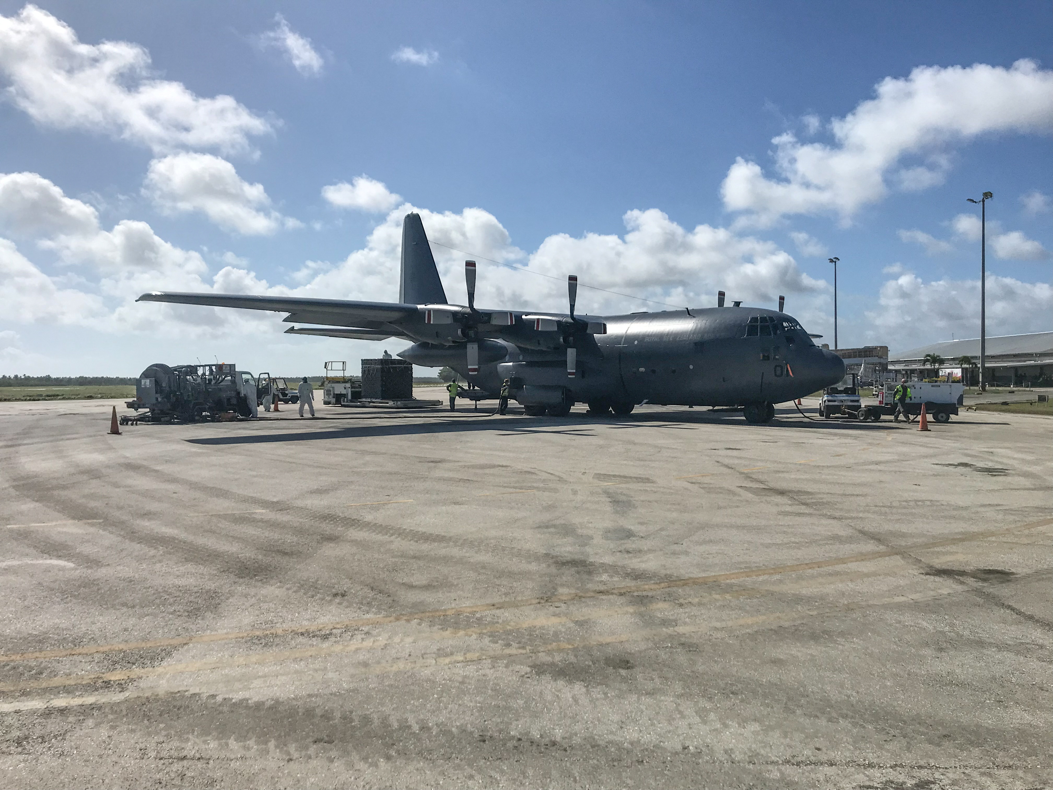 Un vuelo de suministro de ayuda humanitaria de Nueva Zelanda se ve en el aeropuerto internacional de Fua'amotu en la isla de Tongatapu, Tonga, 20 de enero de 2022. Foto tomada el 20 de enero de 2022. Fuerza de Defensa de Nueva Zelanda/Handout via REUTERS