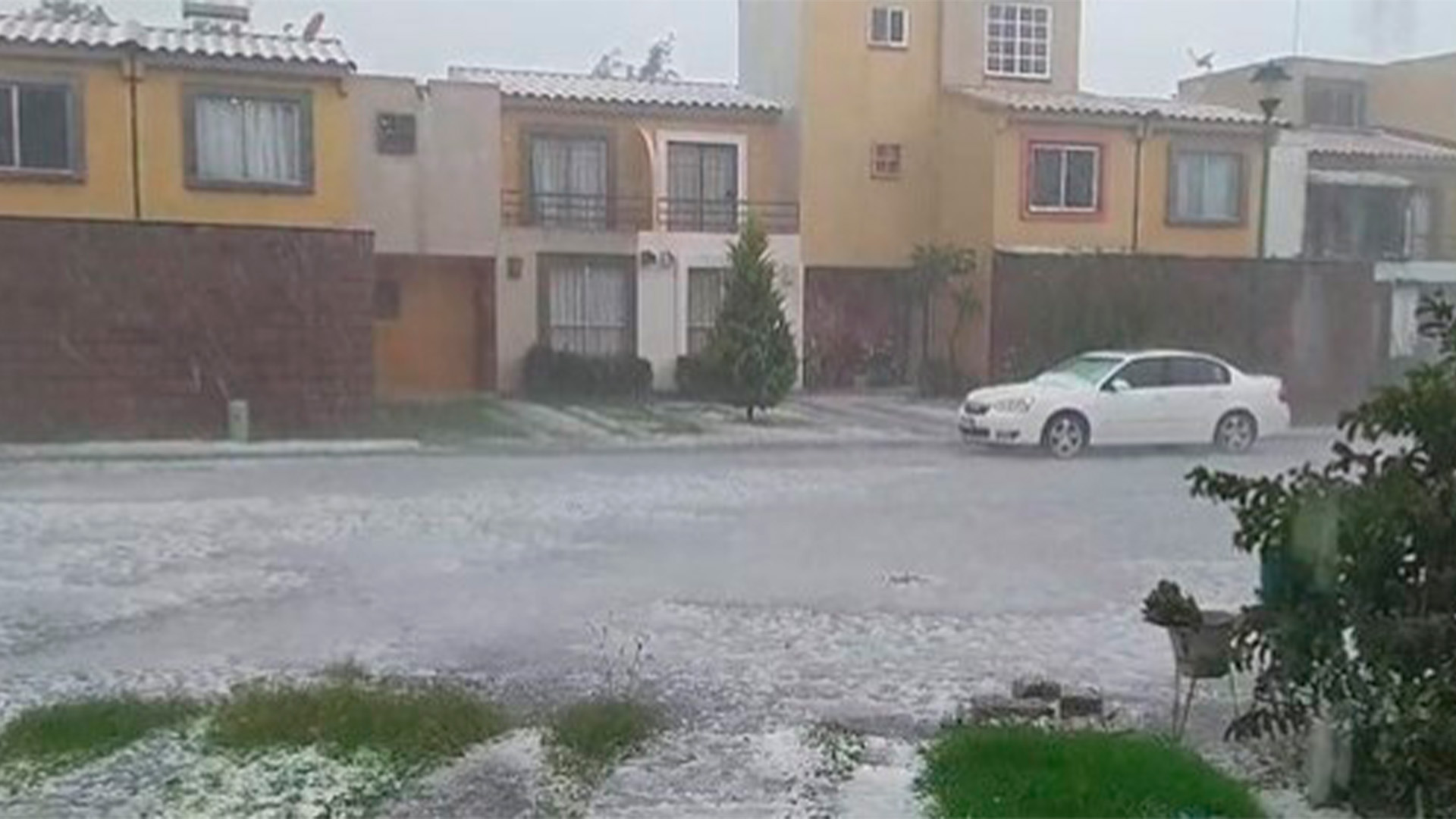 Se espera probable caída de granizo tras fuertes lluvias y el choque de la masa fría con la Onda Tropical 27. 
(Foto: Captura de pantalla 
Tw/@Zorg666)