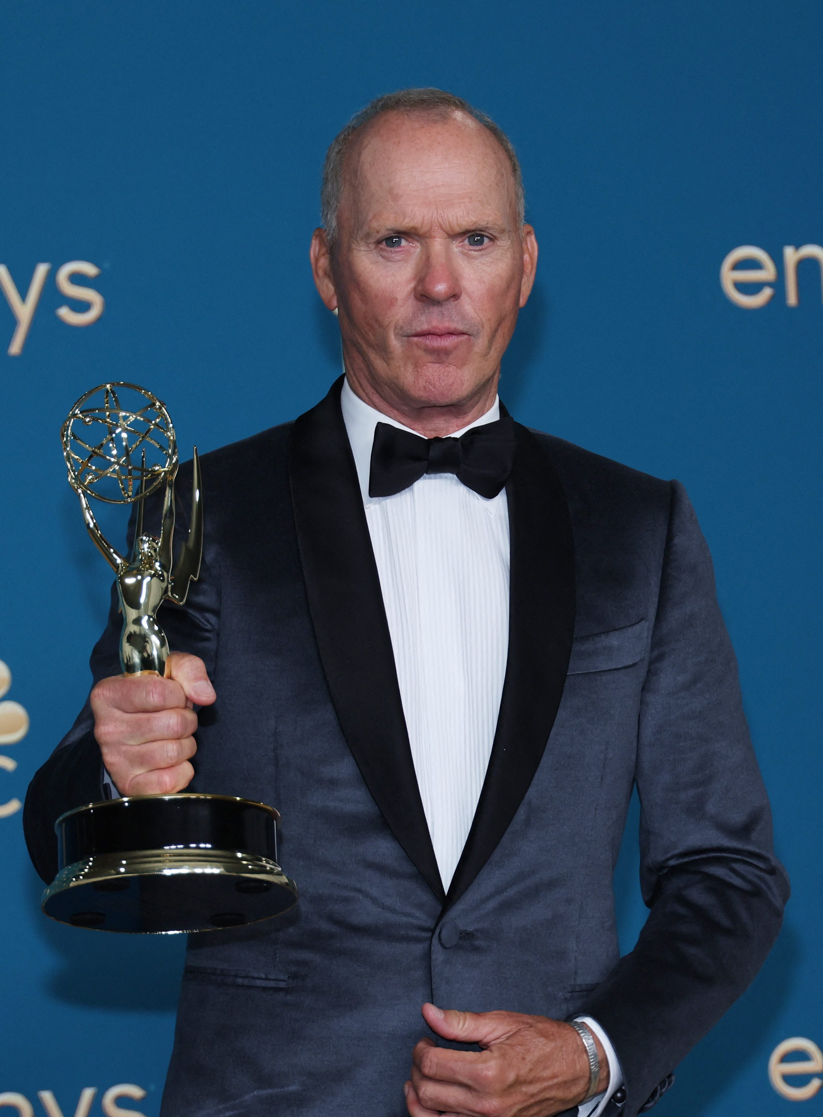 Michael Keaton posa con su premio al actor principal destacado en una serie o película limitada por "Dopesick" (Reuters)