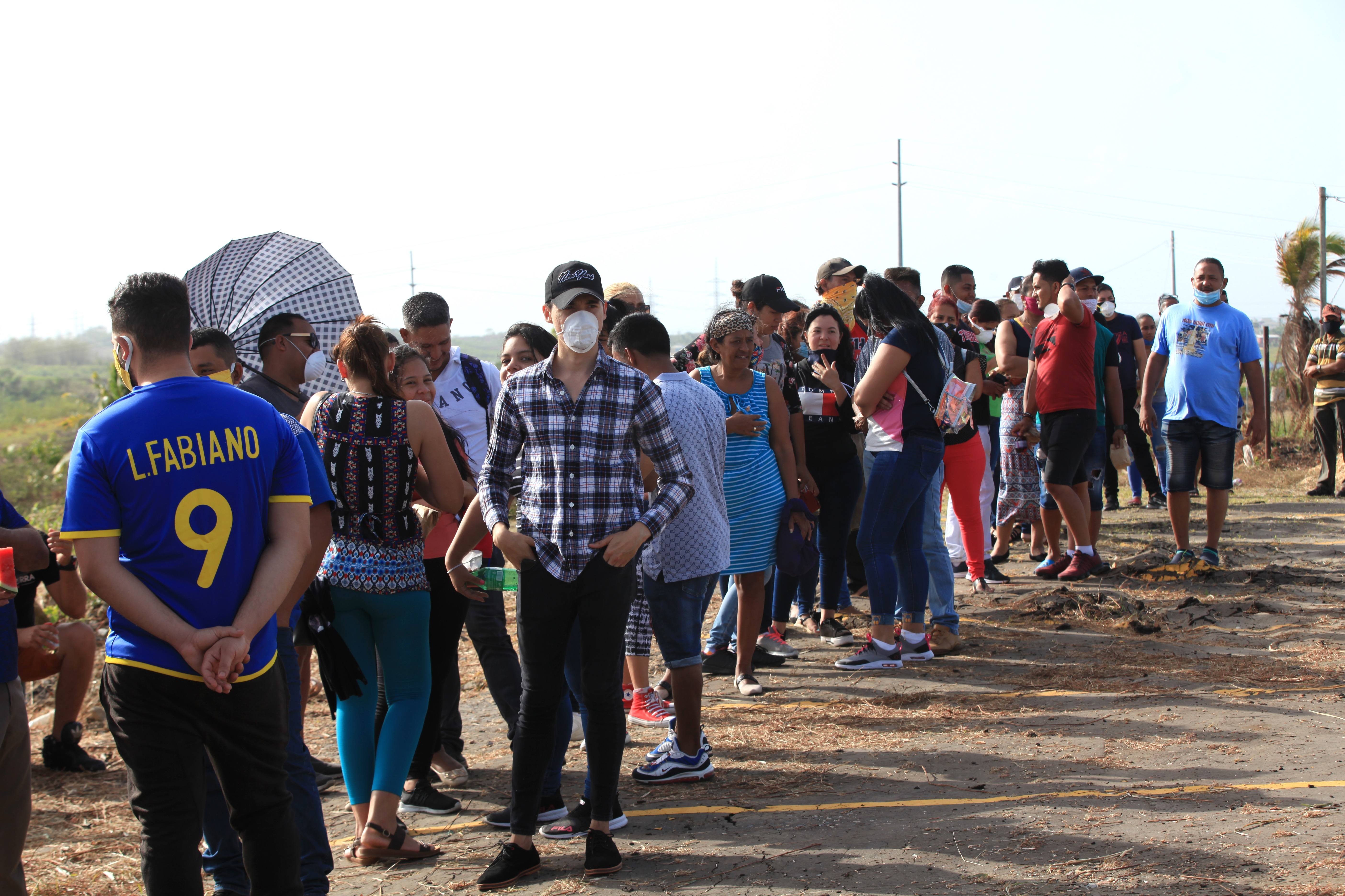Decenas de migrantes venezolanos registrados en la lista del Gobierno de Trinidad y Tobag, en una fotografía de archivo. EFE/Andrea De Silva
