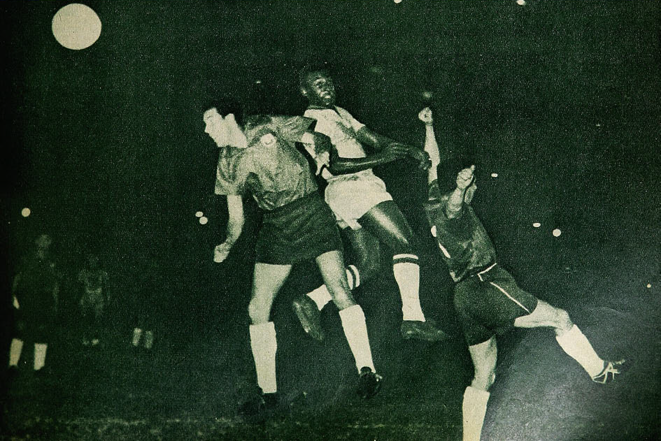 Pelé, durante un partido amistoso de Brasil ante Chile en 1959. El Rey marcó tres goles en el triunfo 7-0 (Sitio Partidos de la Roja)