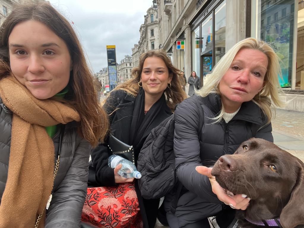 Alexia destila liderazgo y pasión por lo que hace. Aquí con sus tres amores: sus dos hijas que actualmente viven en el exterior y su perra Pax, en honor al nomrbe de su compañía. Cuando se fue de Assist Card su entorno le sugirió que se dedique a disfrutar, y que no vuelva a la actividad empresaria. Y ella les dijo: "Eso es como no conocerme".