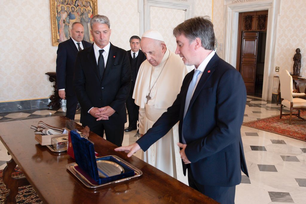 Diego Tipping, presidente de la Cruz Roja Argentina, junto al papa Francisco