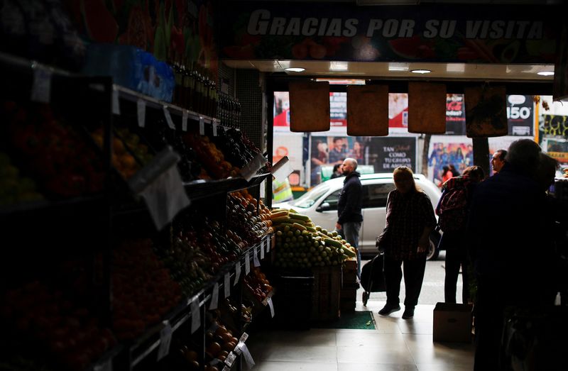 La inflación erosiona el salario y la capacidad de consumo (Reuters) 