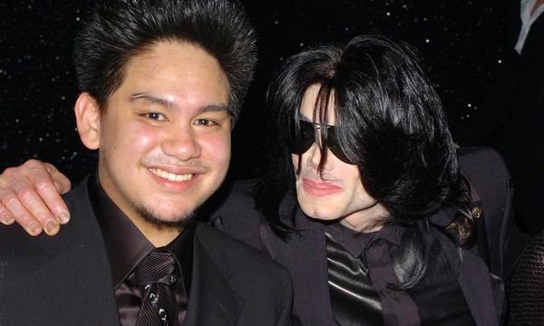 Azim junto con Michael Jackson en su fiesta de 25 años