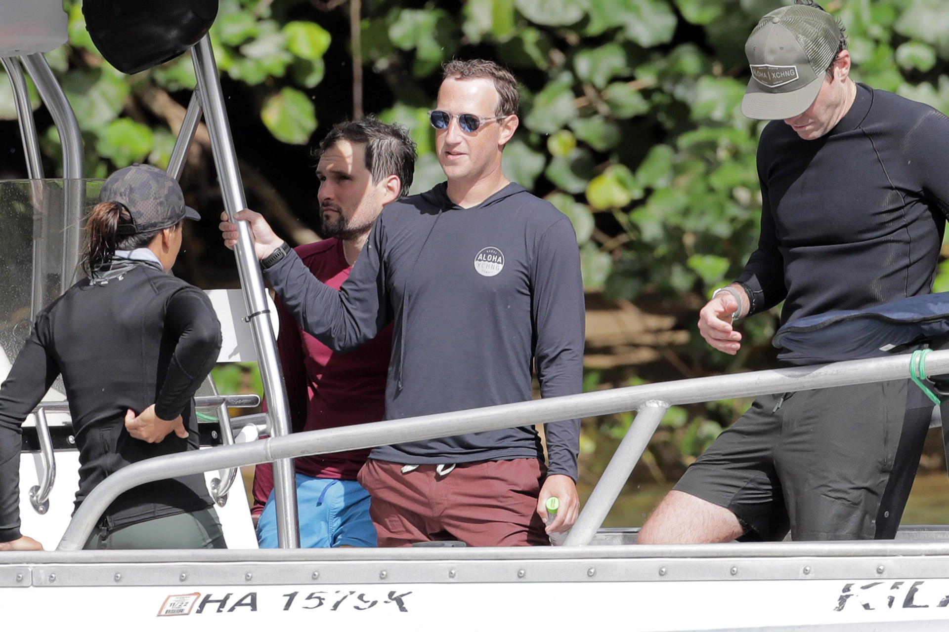 El creador de Facebook, Mark Zuckerberg fue fotografiado en un gran barco junto con amigos en Hawai