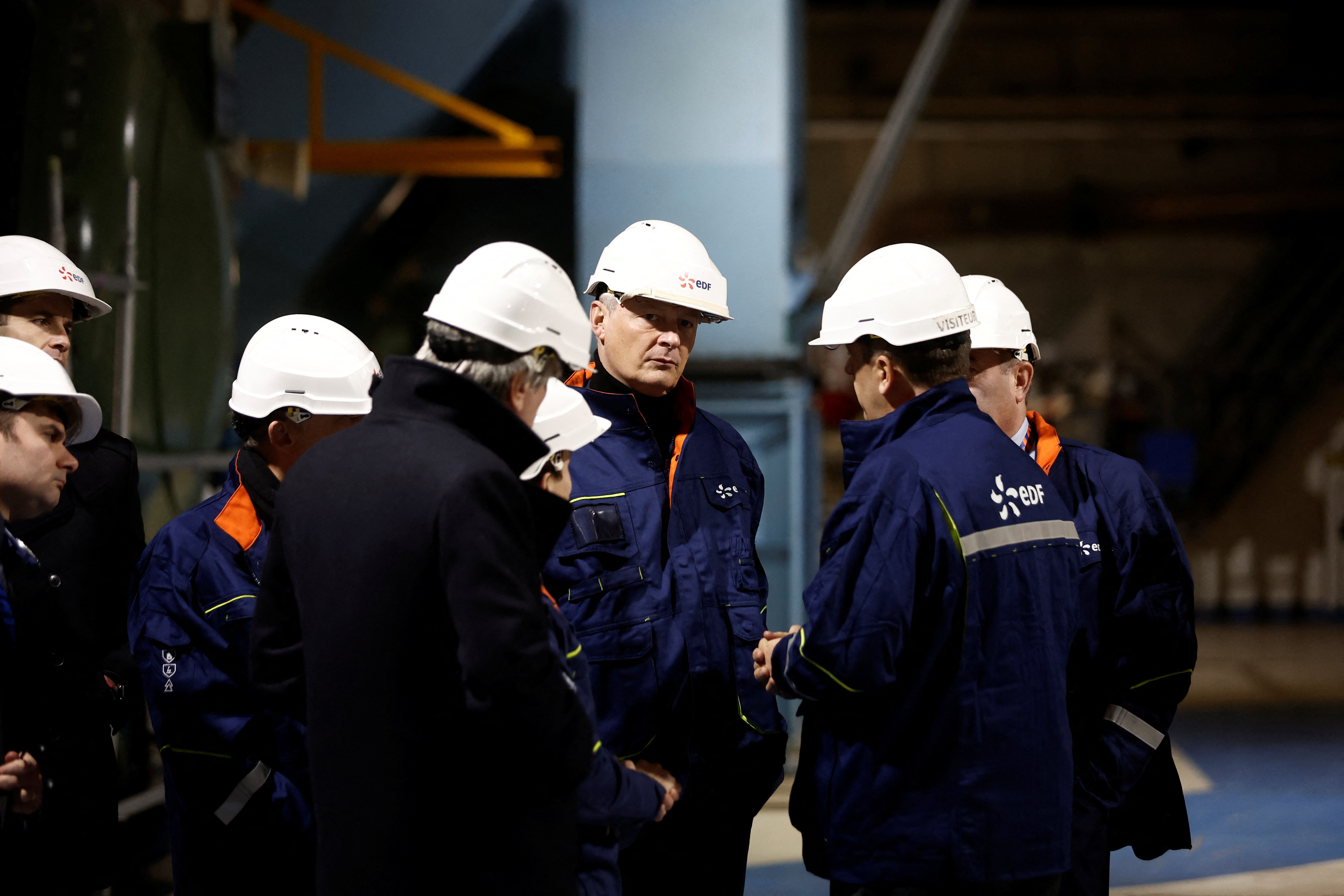 La EDF se ha visto obligada a importar corriente de otros países mientras revisa los reactores susceptibles a fallas (REUTERS)